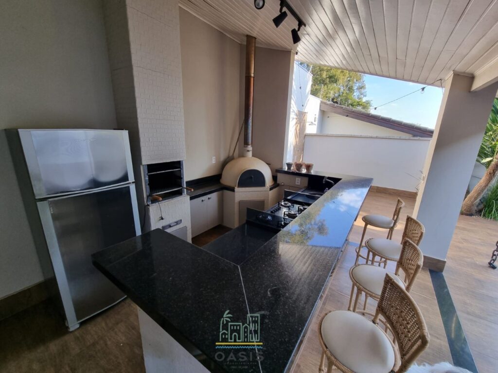Área gourmet com churrasqueira e forno de pizza