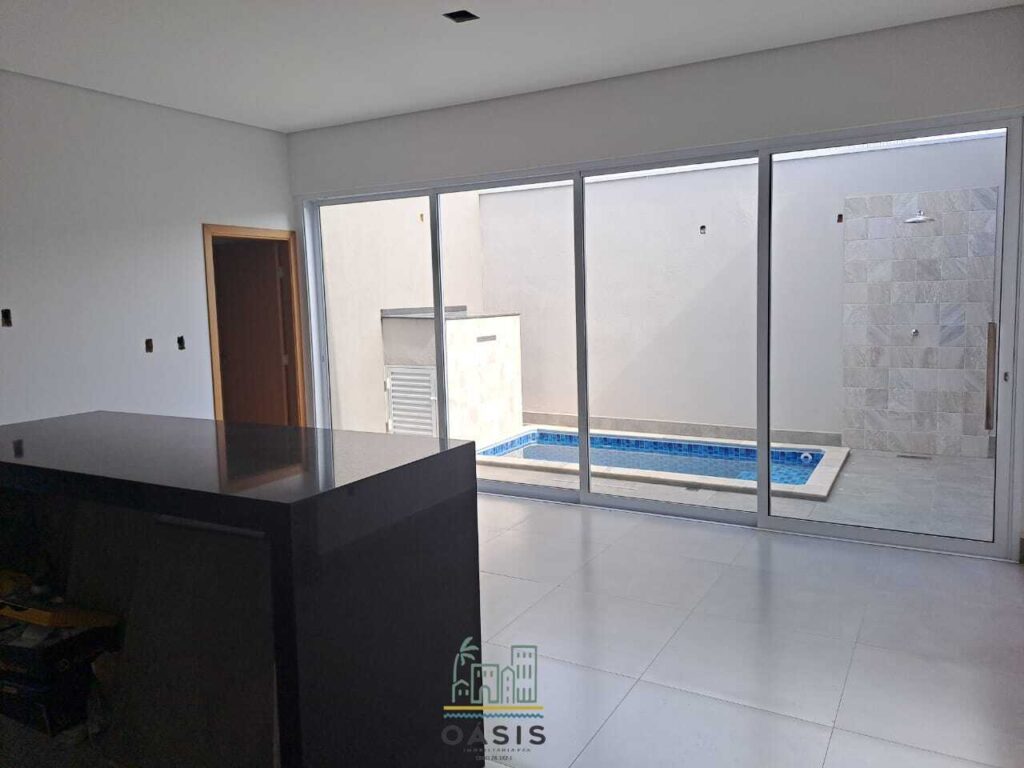 Living com saída para área de piscina